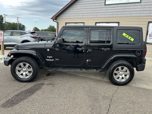 Used 2016 Jeep Wrangler Unlimited Sahara w/ Dual Top Group AWD/4WD image 8