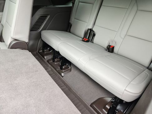 Used 2023 GMC Yukon SLT w/ SLT Premium Package RWD image 14