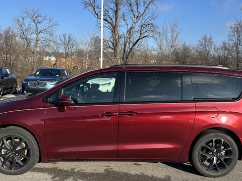 Used 2021 Chrysler Pacifica Touring-L w/ Uconnect Theater Family Group image 7