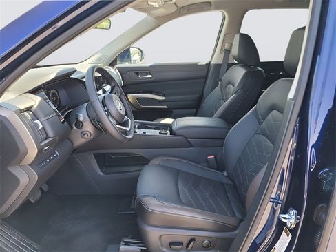 Used 2024 Nissan Pathfinder Platinum w/ Cargo Package image 10