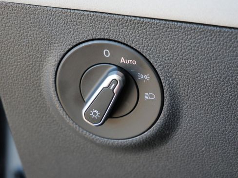 Certified 2025 Volkswagen Taos SE image 21