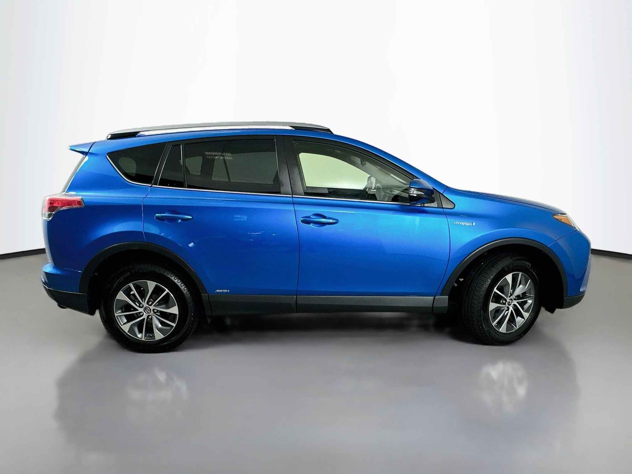 Used 2018 Toyota RAV4 XLE AWD/4WD image 8