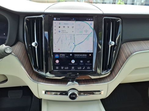 Used 2022 Volvo XC60 B5 Momentum w/ Advanced Package FWD image 10