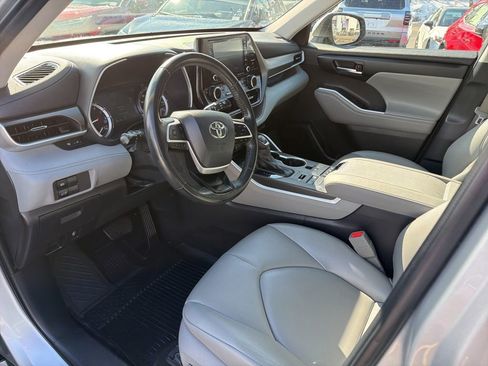 Used 2022 Toyota Highlander XLE image 25