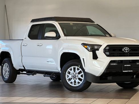 Certified 2025 Toyota Tacoma SR5 AWD/4WD image 2