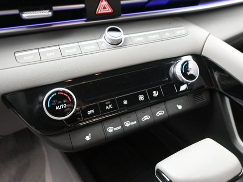 Certified 2024 Hyundai Elantra SEL w/ Convenience Package image 17