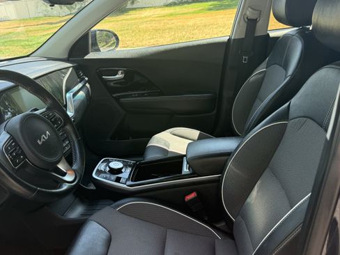 Used 2022 Kia Niro EX w/ Cold Weather Package FWD image 12
