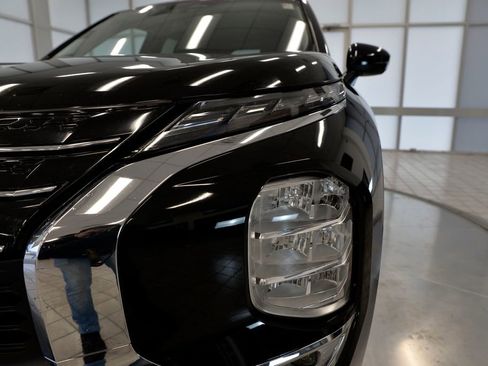 Used 2024 Mitsubishi Outlander SE image 11