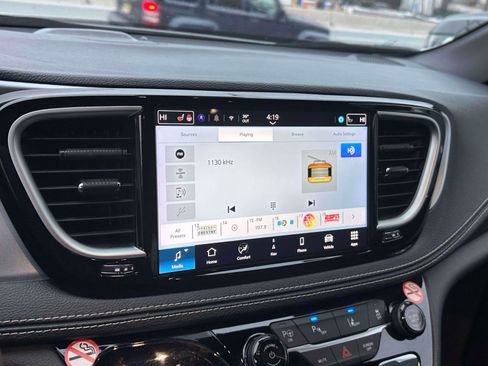 Used 2024 Chrysler Pacifica Limited image 26