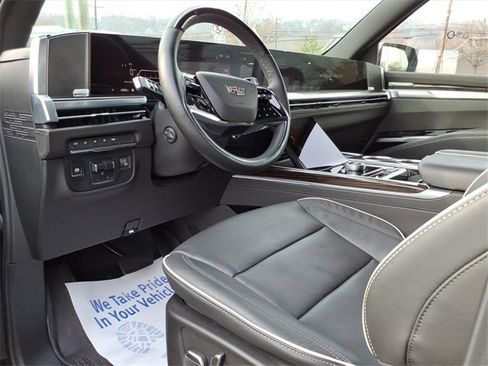 Certified 2025 Cadillac Escalade ESV Premium Luxury w/ LPO, Floor Liner Package image 15