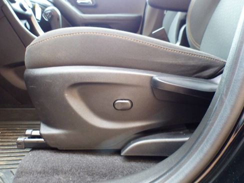 Used 2019 Chevrolet Trax LS image 37