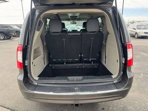 Used 2015 Chrysler Town & Country Touring image 39