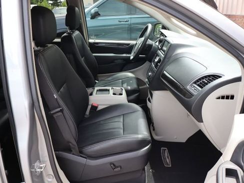 Used 2016 Chrysler Town & Country Touring-L FWD image 54