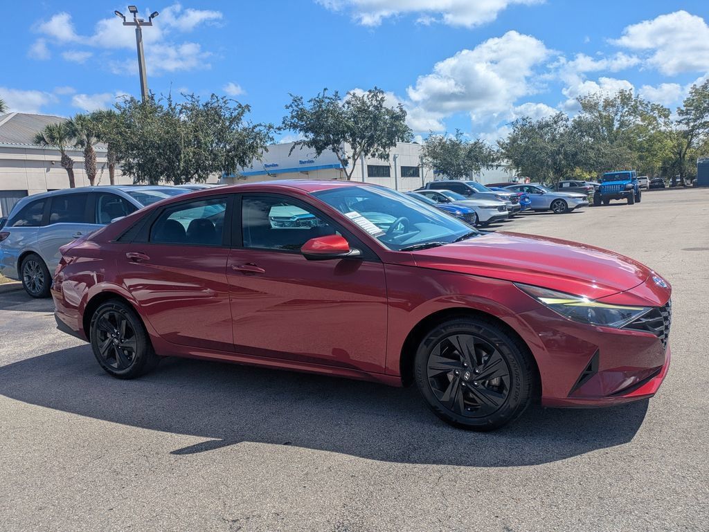 Used 2023 Hyundai Elantra SEL w/ Cargo Package FWD image 2