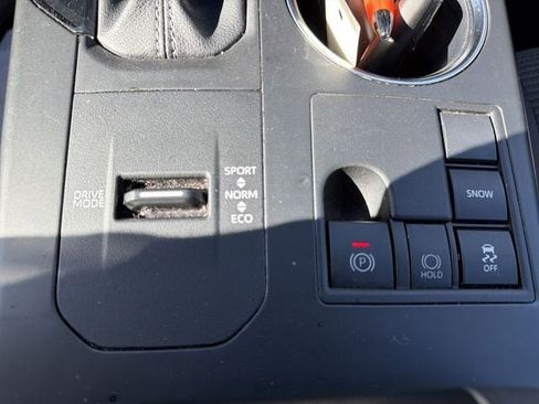 Used 2024 Toyota Highlander LE image 27