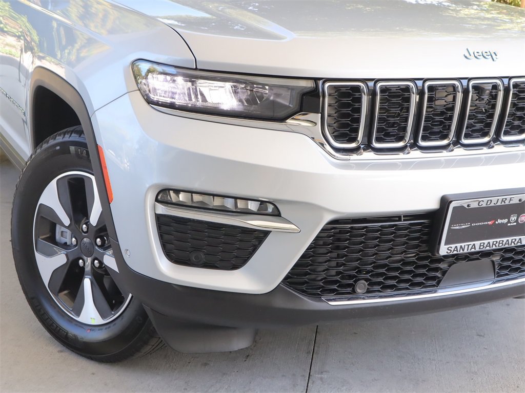 New 2023 Jeep Grand Cherokee Overland w/ Rear Seat Video Group I RWD image 2