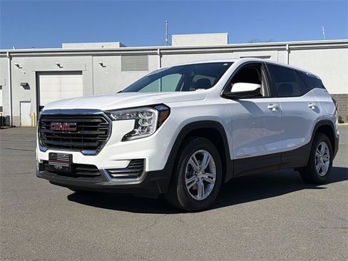 Used 2024 GMC Terrain SLE image 2