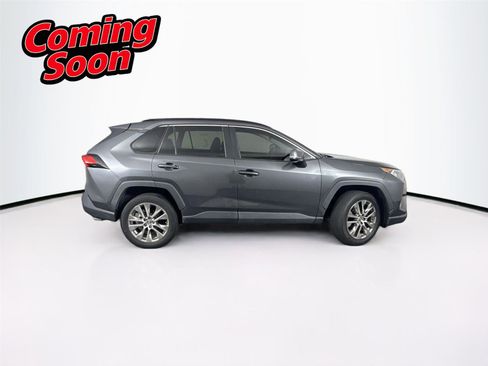 Used 2020 Toyota RAV4 XLE Premium image 5
