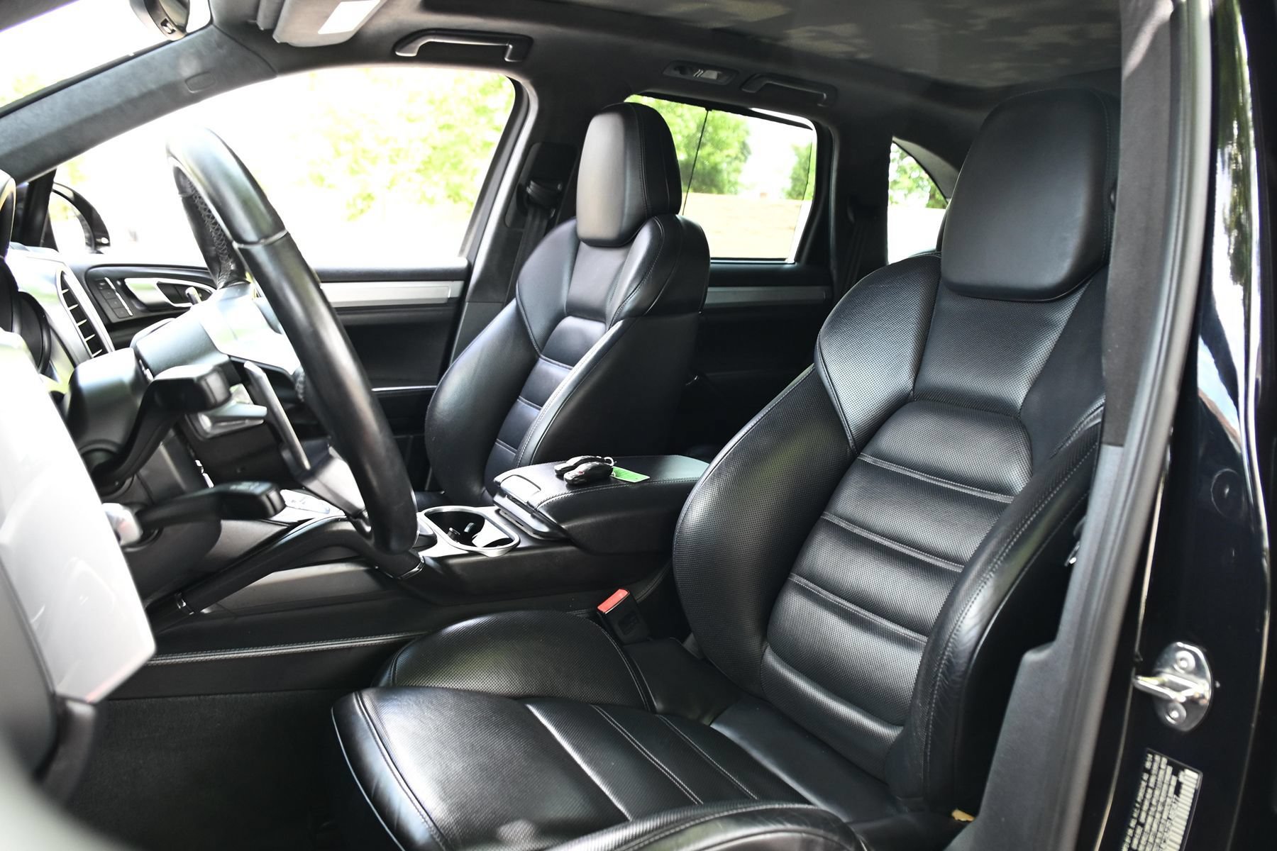 Used 2015 Porsche Cayenne Turbo AWD/4WD image 28