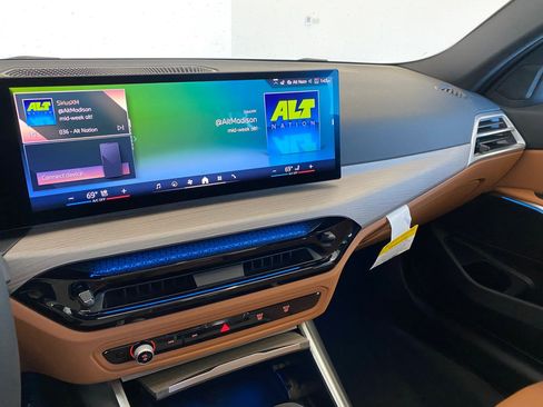 Used 2025 BMW 330i xDrive Sedan w/ Convenience Package image 23