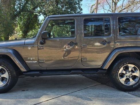Used 2018 Jeep Wrangler Unlimited Sahara w/ Connectivity Group AWD/4WD image 3