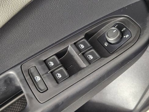 Used 2023 Volkswagen Taos SE w/ Panoramic Sunroof Package FWD image 24