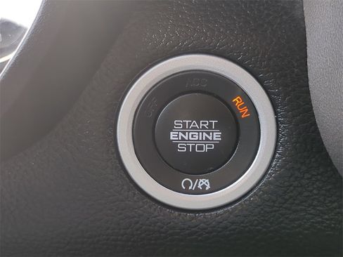 Used 2020 RAM 1500 Laramie w/ Off Road Group image 31