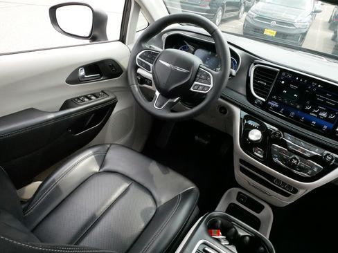 Used 2023 Chrysler Pacifica Touring-L FWD image 9