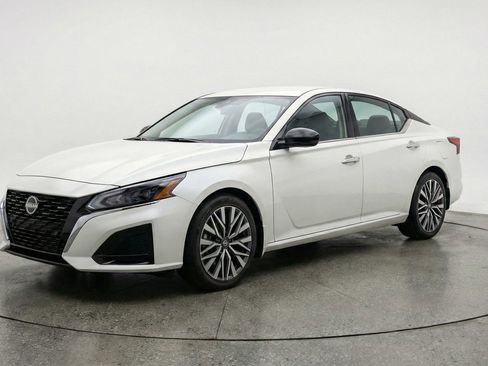 Used 2025 Nissan Altima 2.5 SV image 3