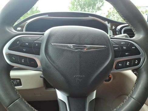 Used 2023 Chrysler Pacifica Limited FWD image 14