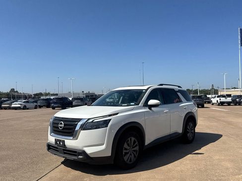 Used 2025 Nissan Pathfinder SV w/ SV Premium Package AWD/4WD image 9