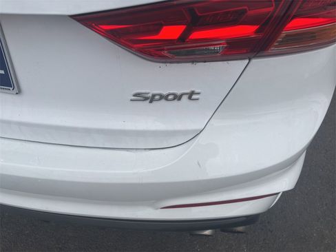 Used 2018 Hyundai Elantra Sport image 9