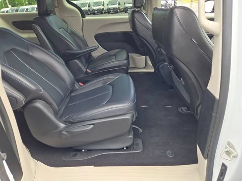 Used 2024 Chrysler Pacifica Limited FWD image 9