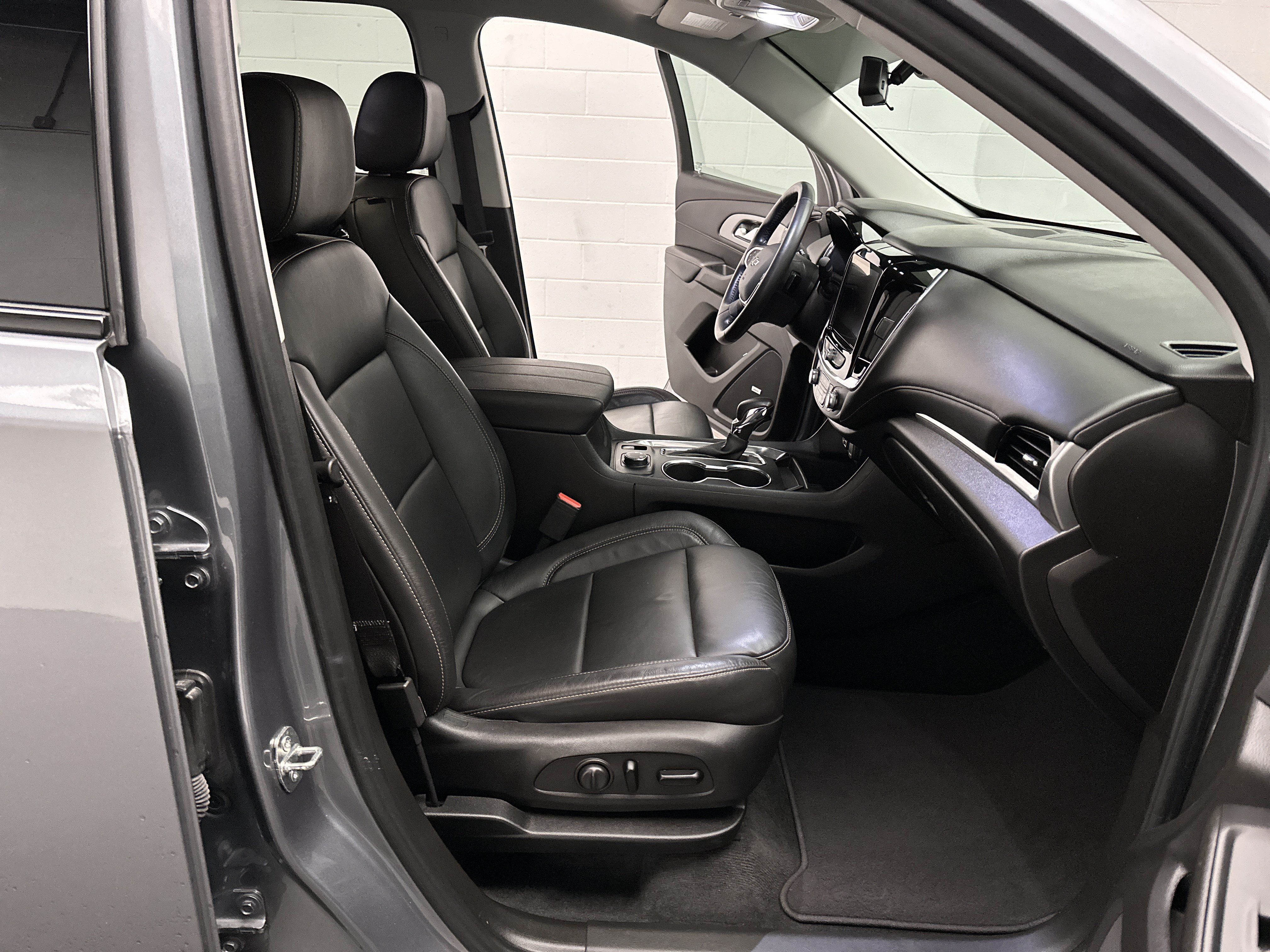 Used 2021 Chevrolet Traverse RS AWD/4WD image 25