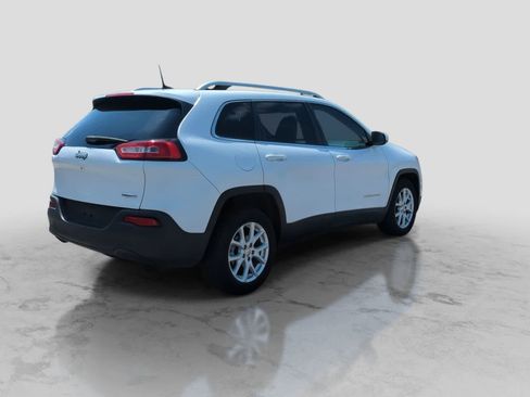 Used 2018 Jeep Cherokee Latitude Plus w/ Cold Weather Group FWD image 8