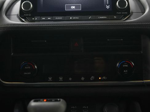 Used 2025 Nissan Rogue SV AWD/4WD image 15