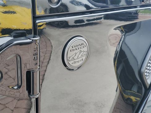 Used 2024 Jeep Gladiator Sport image 8