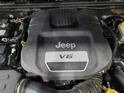 Used 2014 Jeep Wrangler Unlimited Sahara w/ Dual Top Group AWD/4WD image 30