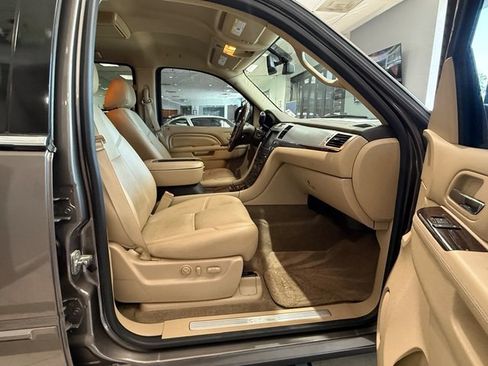 Used 2013 Cadillac Escalade Premium RWD image 9