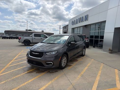 Used 2023 Chrysler Pacifica Touring-L FWD image 3