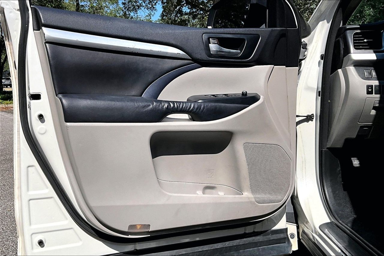 Used 2016 Toyota Highlander XLE FWD image 17