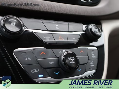 Used 2017 Chrysler Pacifica LX image 34