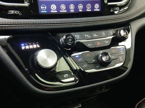 Used 2020 Chrysler Pacifica Limited image 11