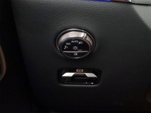 Used 2025 Mercedes-Benz GLC 350e 4MATIC image 14