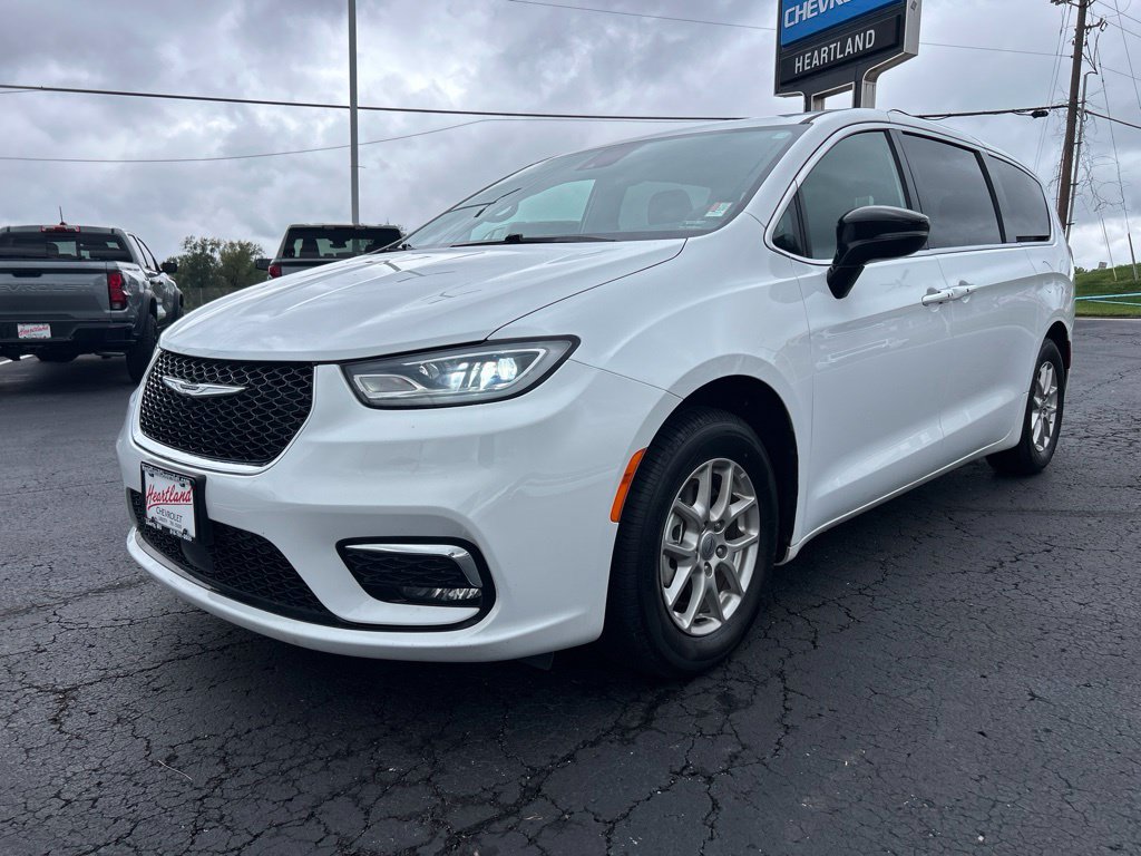 Used 2025 Chrysler Pacifica Select FWD 360° Tour