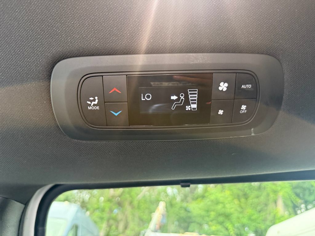Used 2025 Chrysler Pacifica Select FWD image 29
