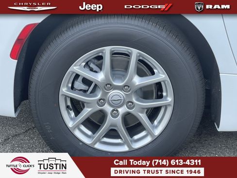 New 2026 Chrysler Pacifica Select FWD image 11