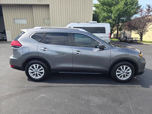 Used 2017 Nissan Rogue SV w/ Sun & Sound Touring Package FWD image 5