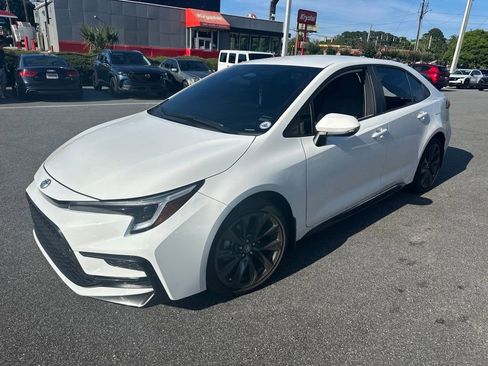 Used 2025 Toyota Corolla SE FWD image 3