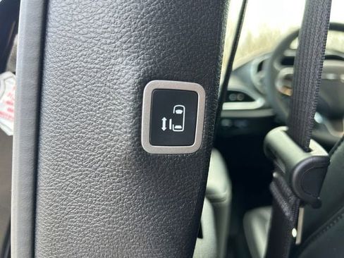 Used 2025 Chrysler Pacifica Select image 18